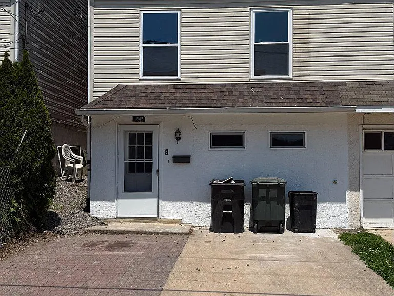 845 Poplar St — Photo 1