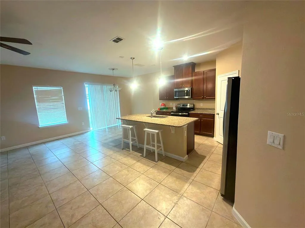 4 bed, 2.0 bath, 1802 sqft, $2,500 — Photo 3