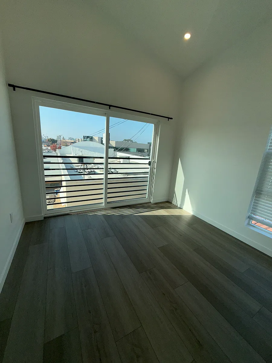 Building Photo - 1202 Gertrude St #5