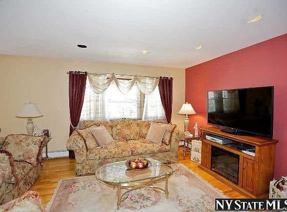 3rd image of 540 Glen Ct