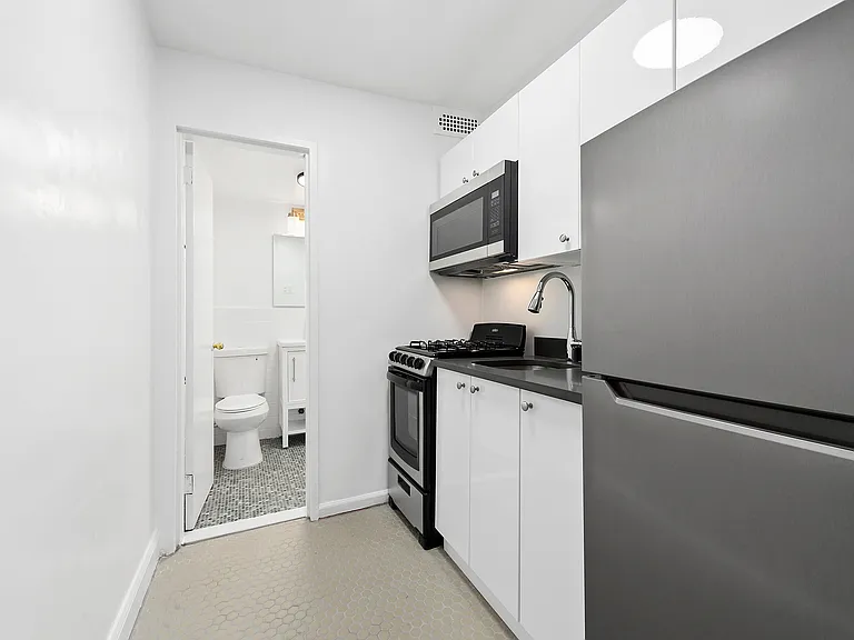 320 W 22nd St #C — Photo 1