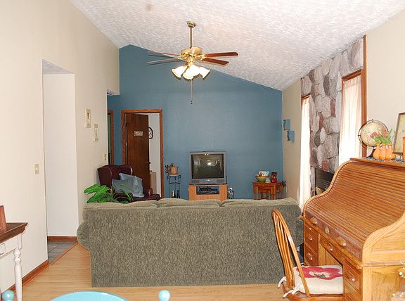 3rd image of 108 E Bush Dr