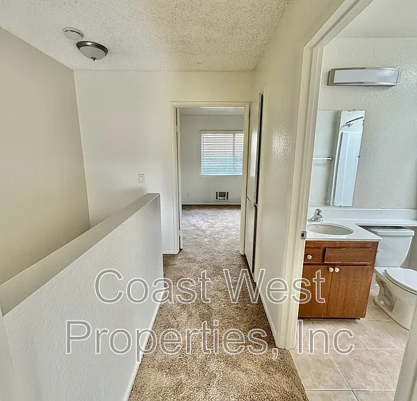 129 Jupiter St E — Photo 12