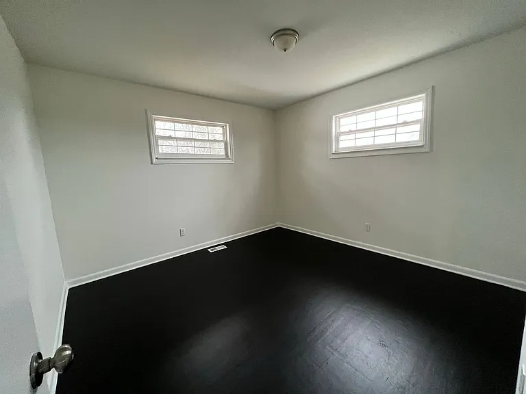 712 Moore St — Photo 8