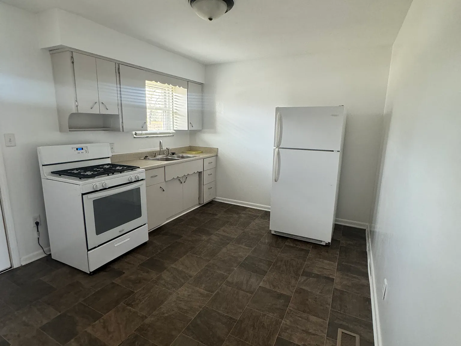 296 N Mill St — Photo 4