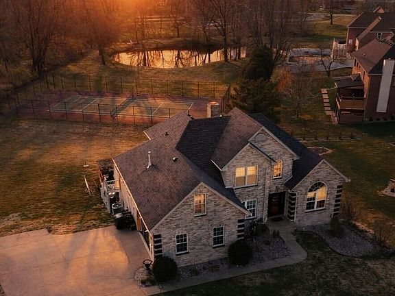 2nd image of 102 Dover Ct