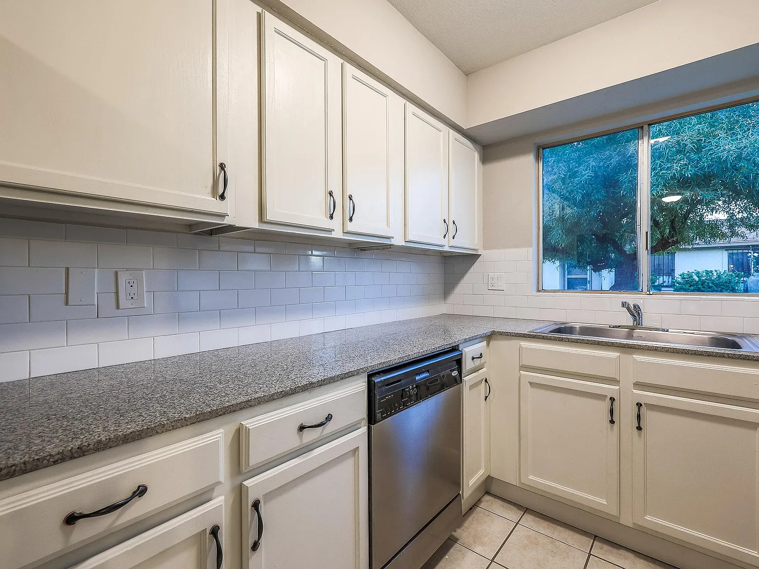 2611 E Maryland Dr — Photo 3