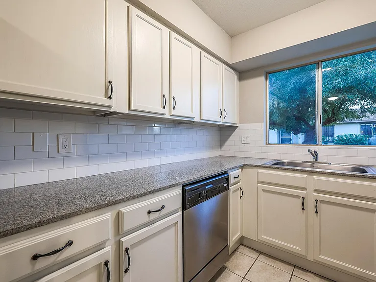2611 E Maryland Dr — Photo 3
