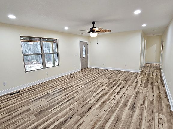 4th image of 320 Cross Creek Trl
