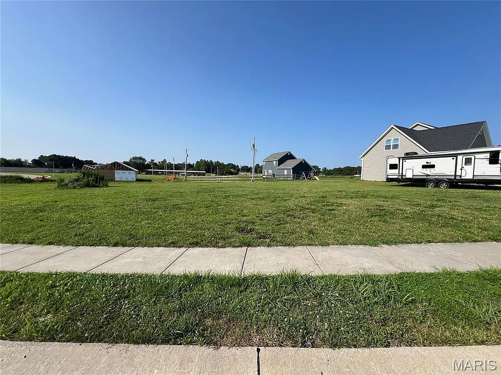1661 Redbud Ln photo 1