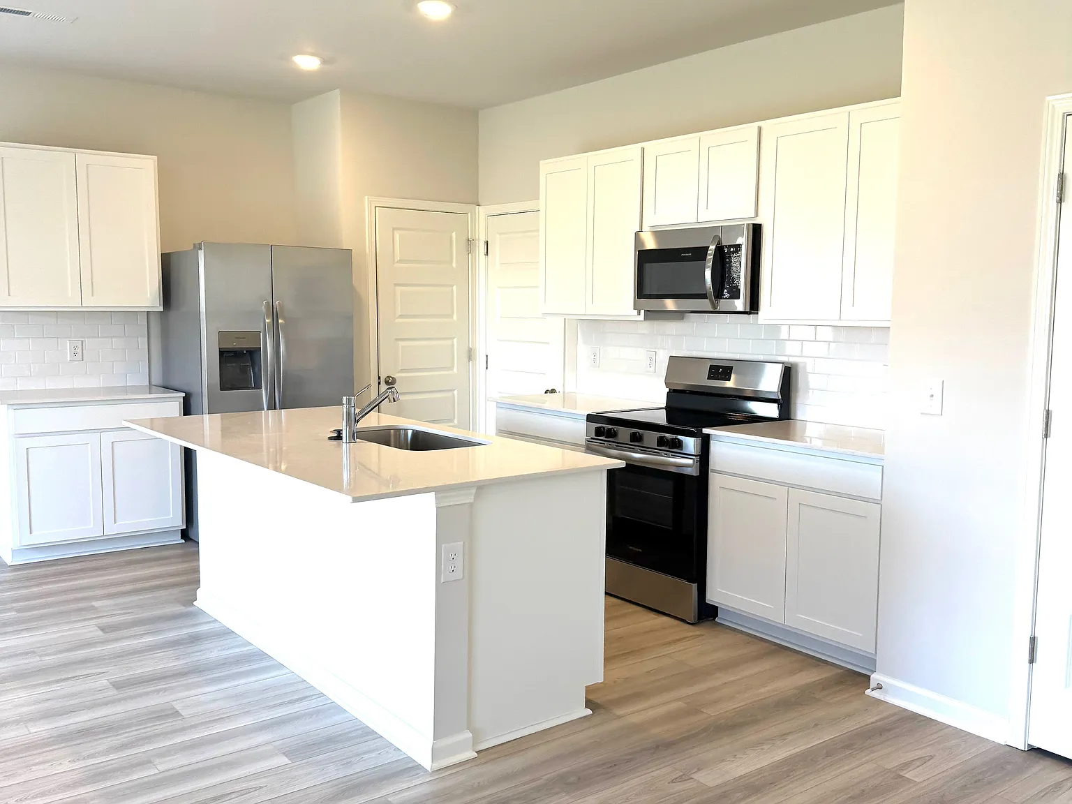 4 bed, 1990 sqft, $2,300 — Photo 4