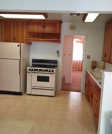 3rd image of 8727 Sylmar Ave