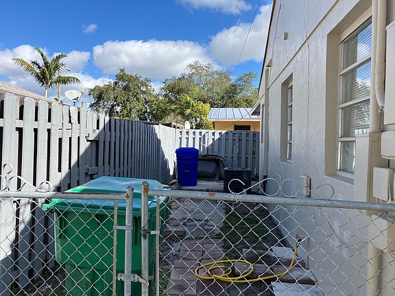 5th image of 801 NW 32nd Ct