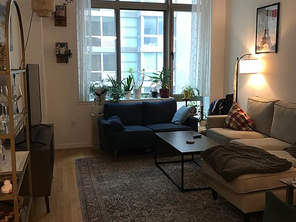 4th image of 348 W 38th St #718