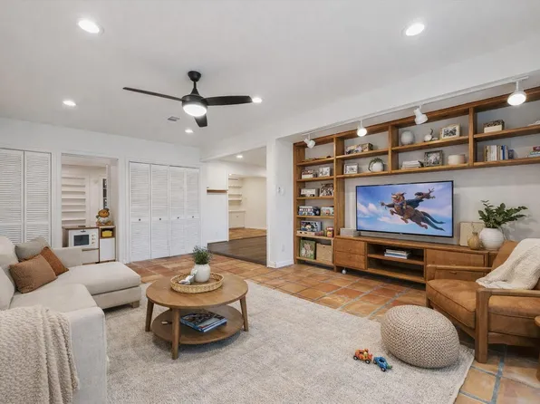 7262 Roos Rd, Houston, TX 77074