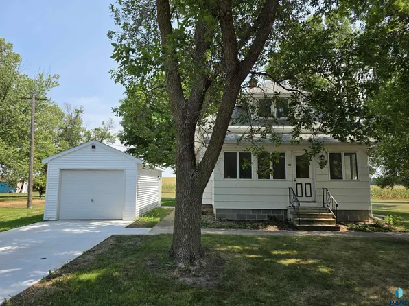 104 Bertha Ave S, Pipestone, MN 56164