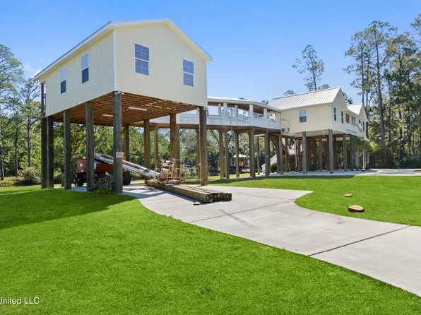 10026 Fiesta St, Bay Saint Louis, MS 39520