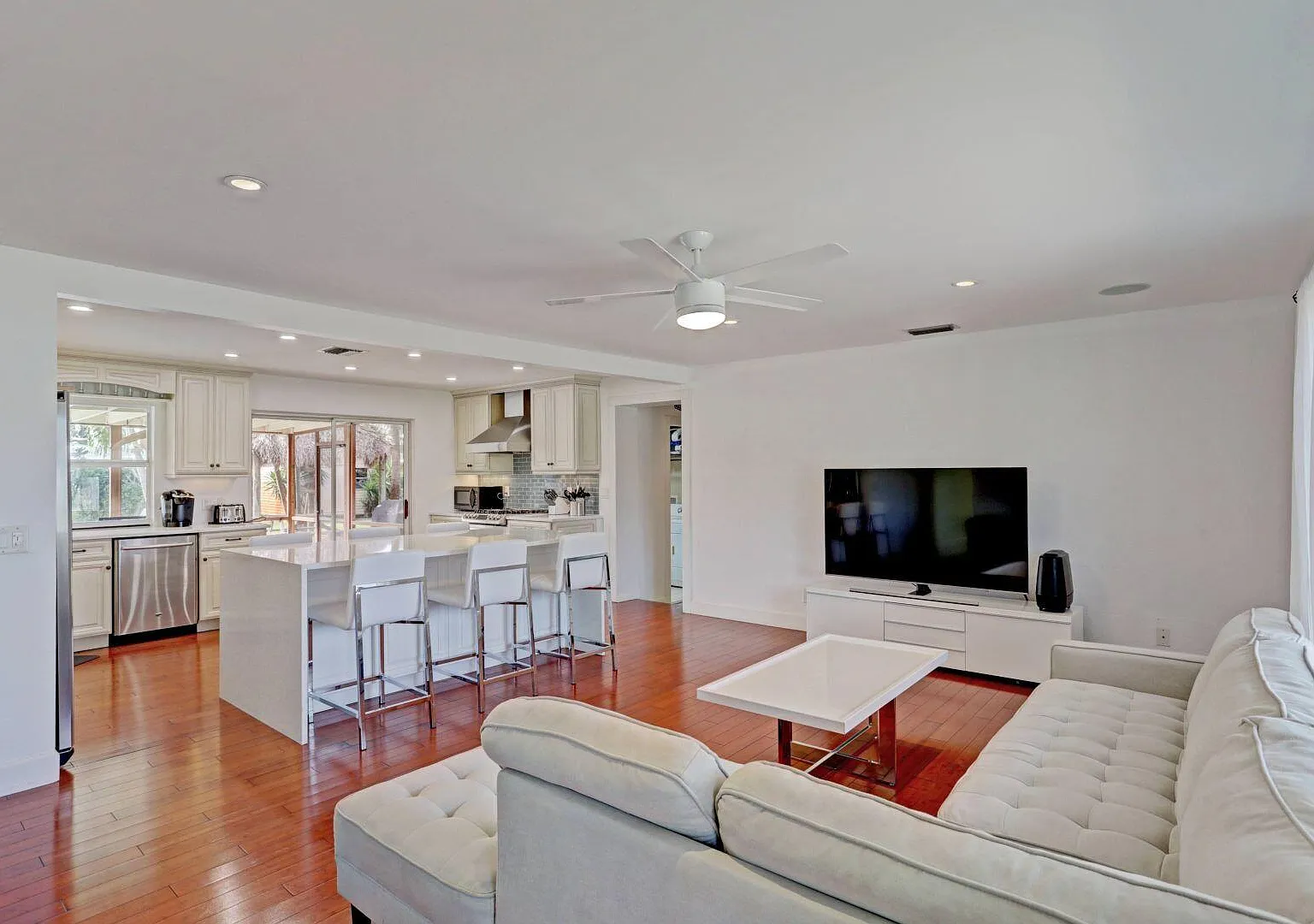 3 bed, 2.0 bath, 1690 sqft, $4,450 — Photo 3