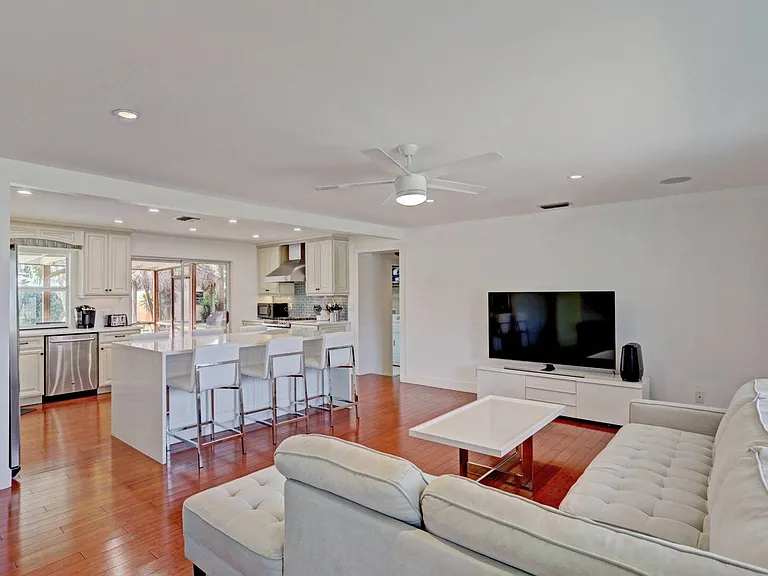 7115 Venetian Way — Photo 3