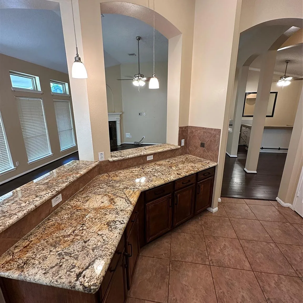 3 bed, 2.0 bath, 1962 sqft, $2,300 — Photo 4