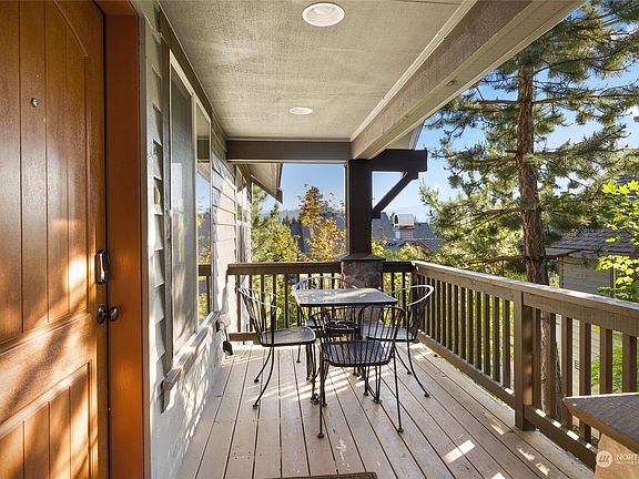 Private deck with mountain views.>