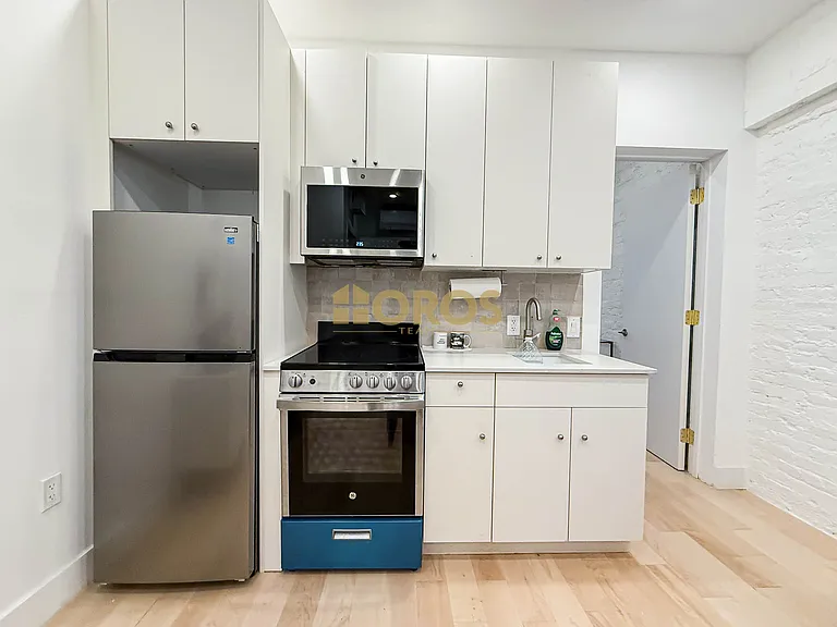 322 E 11th St #4 — Photo 3