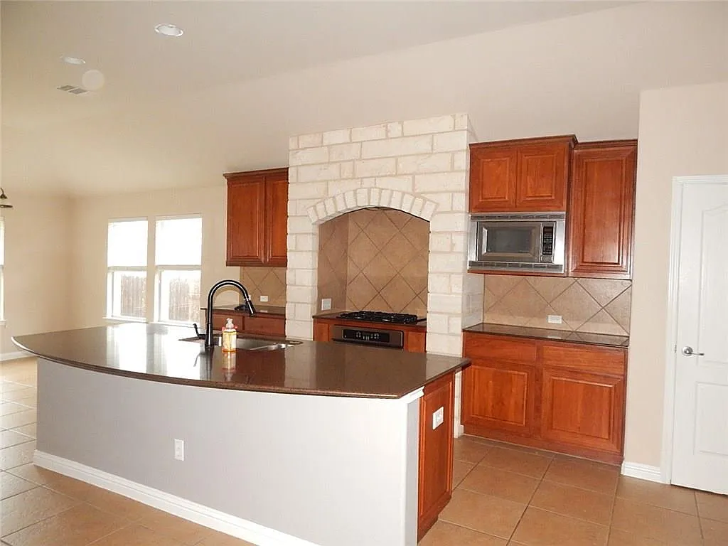 4 bed, 2.0 bath, 2642 sqft, $2,495 — Photo 3