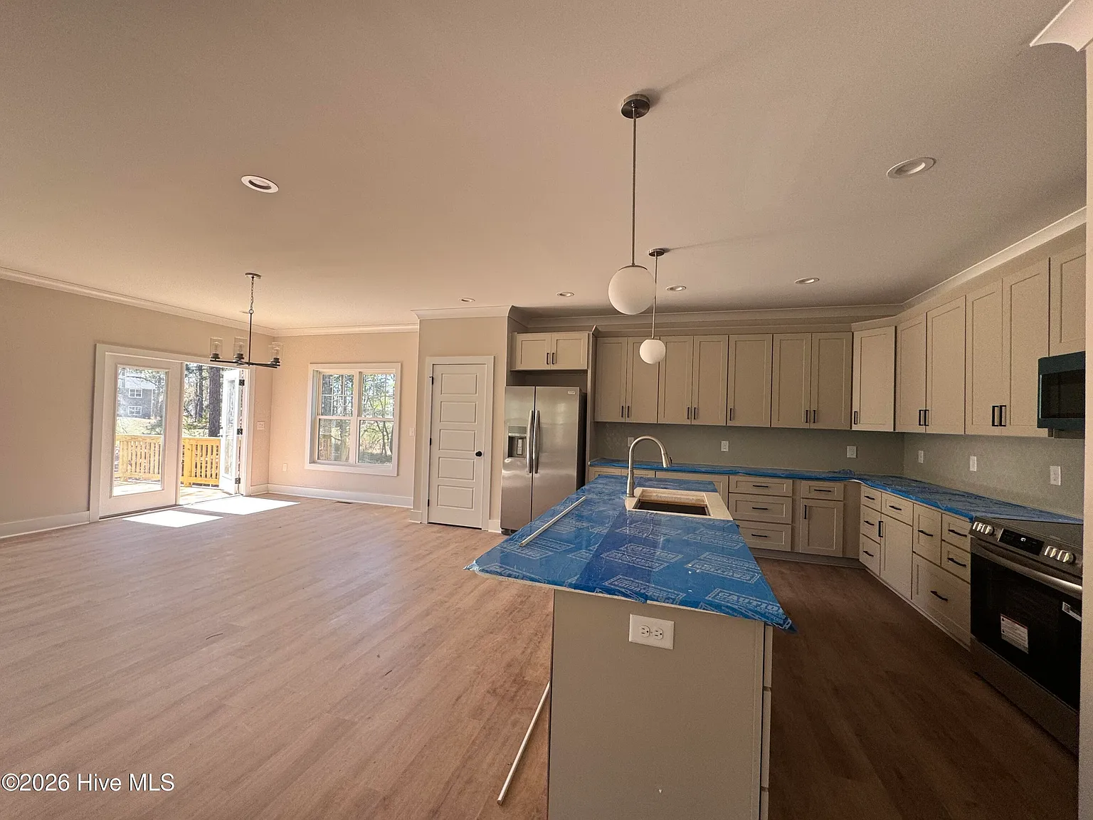 3 bed, 2.5 bath, 2195 sqft, $2,400 — Photo 3