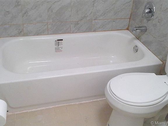 5th image of 805 NE 199th St APT 208