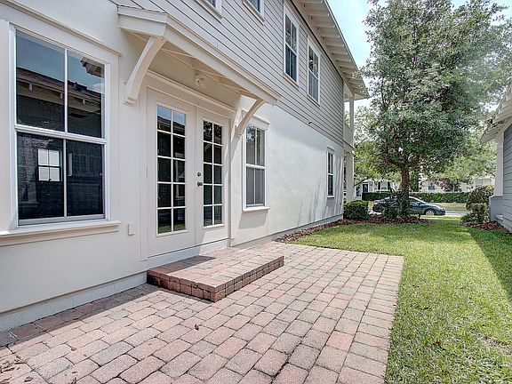 5th image of 840 Runner Oak St