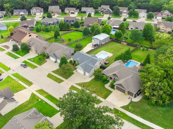 5474 Pine Valley Dr, Pleasant Hill, IA 50327