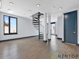 475 Grand St