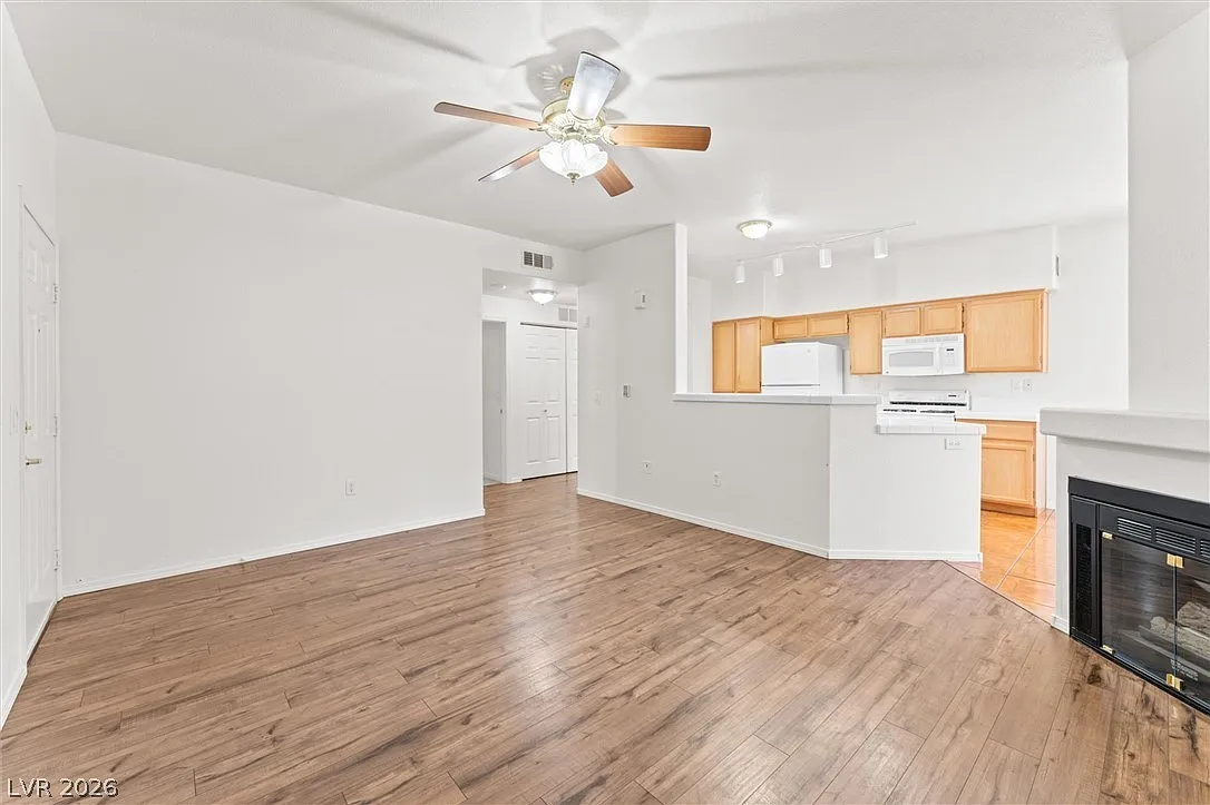 2 bed, 1048 sqft, $1,350 — Photo 3