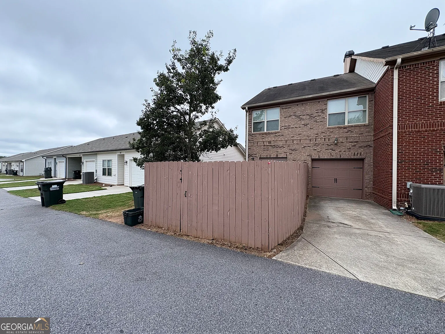 3 bed, 2.5 bath, 1672 sqft, $1,950 — Photo 4