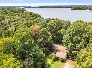 302 Island Point Rd, Starr, SC 29684