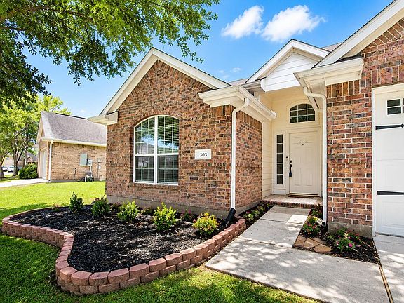 3rd image of 303 Burris Park Dr