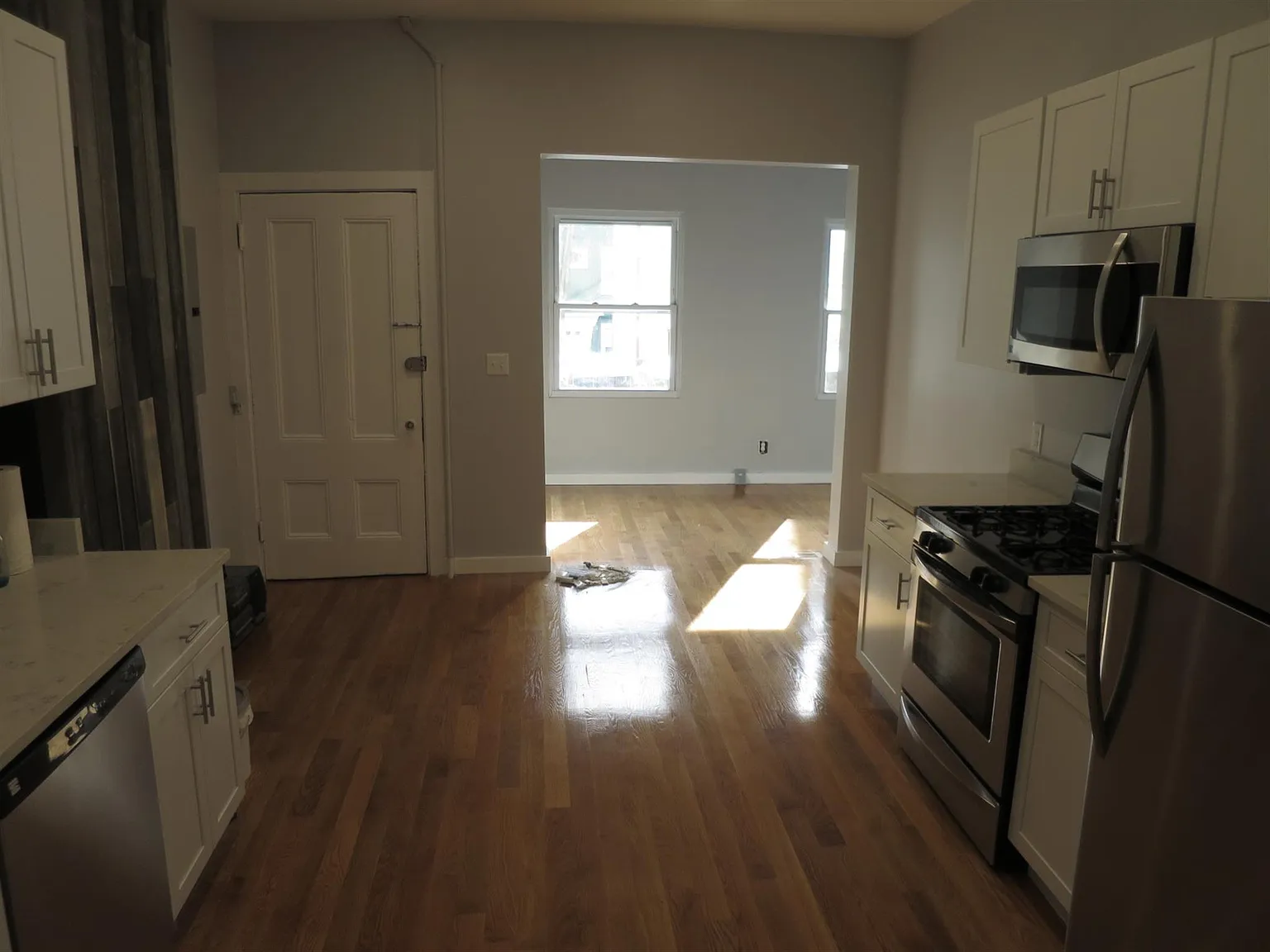 2 bed, 900 sqft, $3,100 — Photo 3