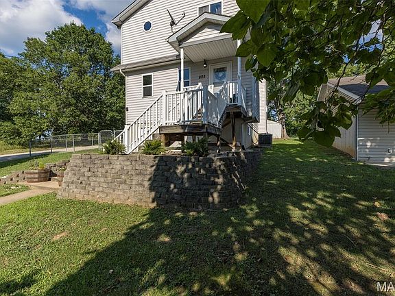 5th image of 803 E 3rd St