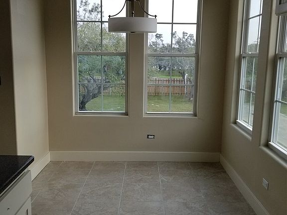 4th image of 114 Lavaca Cir