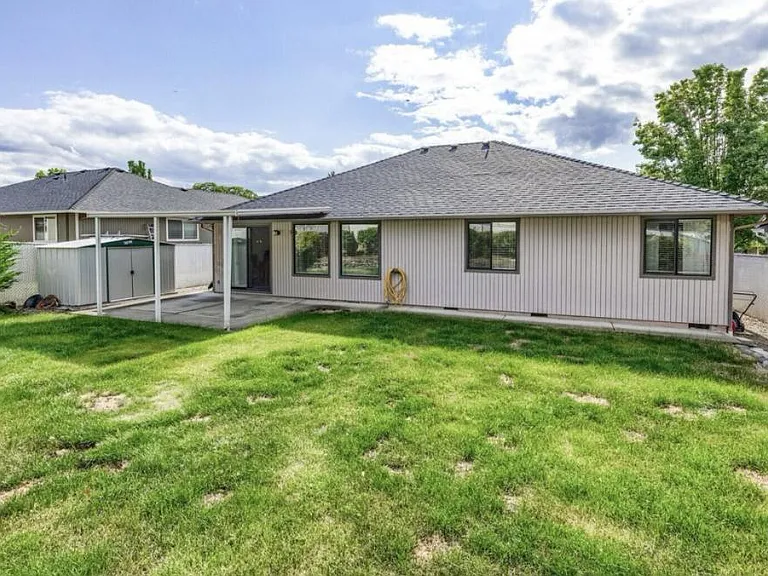 2928 Provincial St — Photo 15