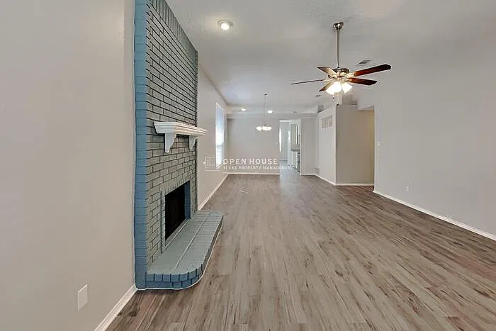 3 bed, 2.0 bath, 1858 sqft, $2,325 — Photo 3