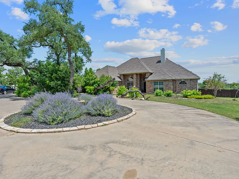 104 Saddletree Ln — Photo 1