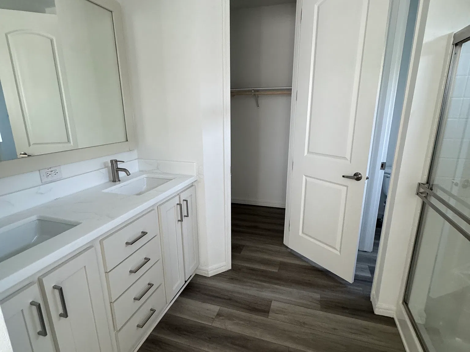 2 bed, 900 sqft, $3,200 — Photo 2