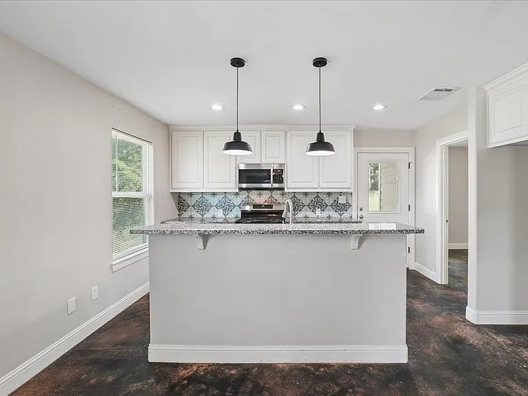 501 E Day St — Photo 14