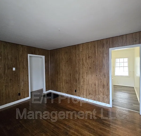 528 S Glendale St — Photo 3