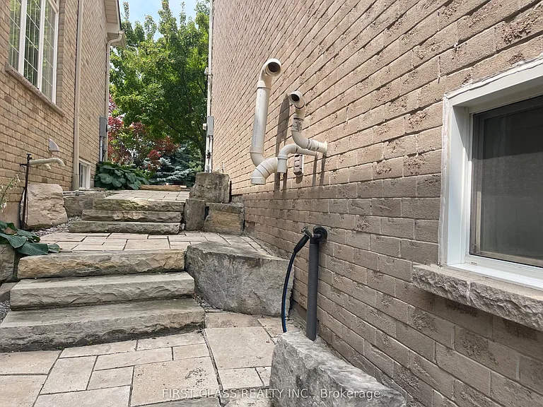 2084 Bingley Cres #W/O — Photo 15