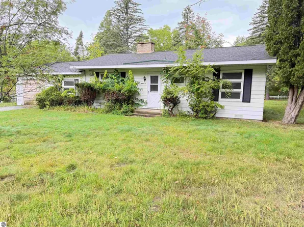 6868 Walker St, Benzonia, MI 49616