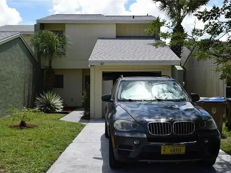 42 Saint Andrews Ct — Photo 1