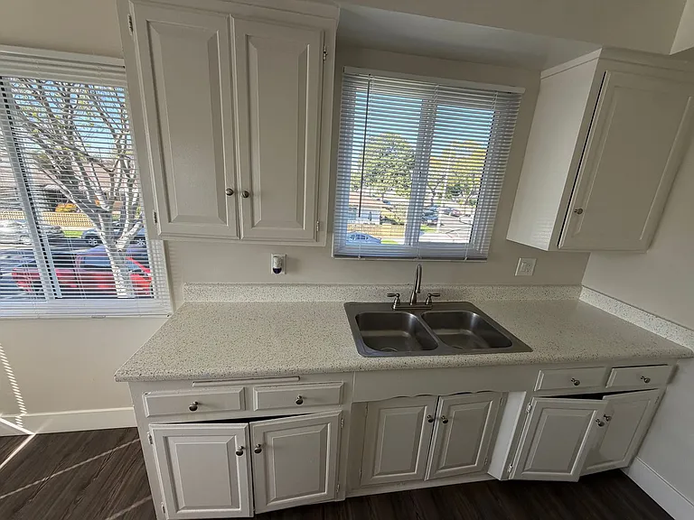 Spacious 1 Bedroom/1 Bathroom Apartment - $500 Off Move In + Reimbursed Application Fee — Photo 13