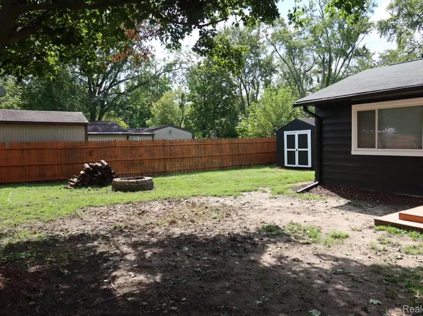 1223 W Miller Rd, Lansing, MI 48911